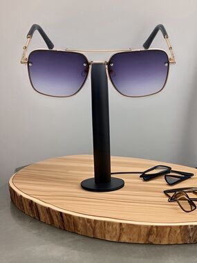 Men’s Elegant and Refined Anti-UV Sunglasses with Metal Frame.